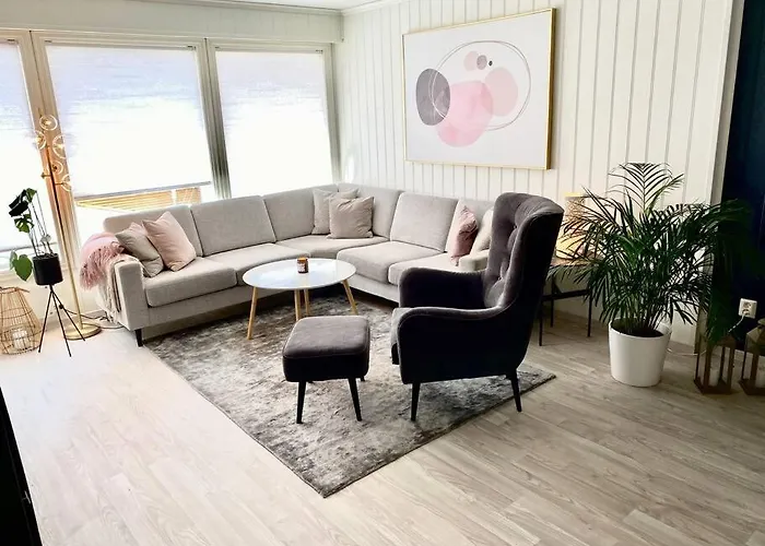 Moderne Og Sentral Leilighet Med Koselig Og Privat Uteplass!