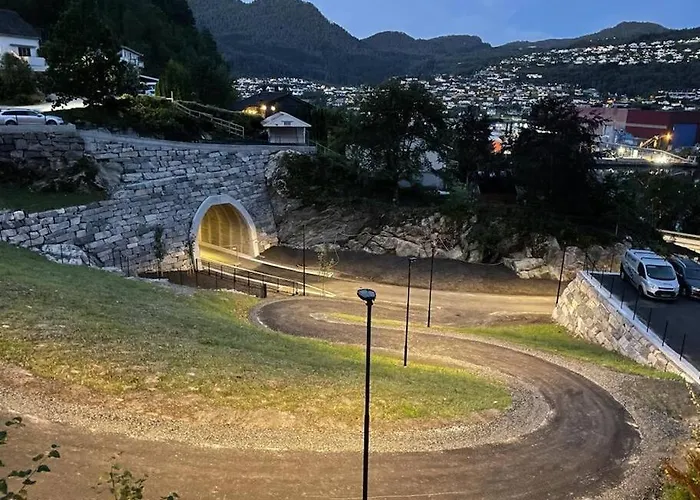 Moderne Og Sentral Leilighet Med Koselig Og Privat Uteplass!