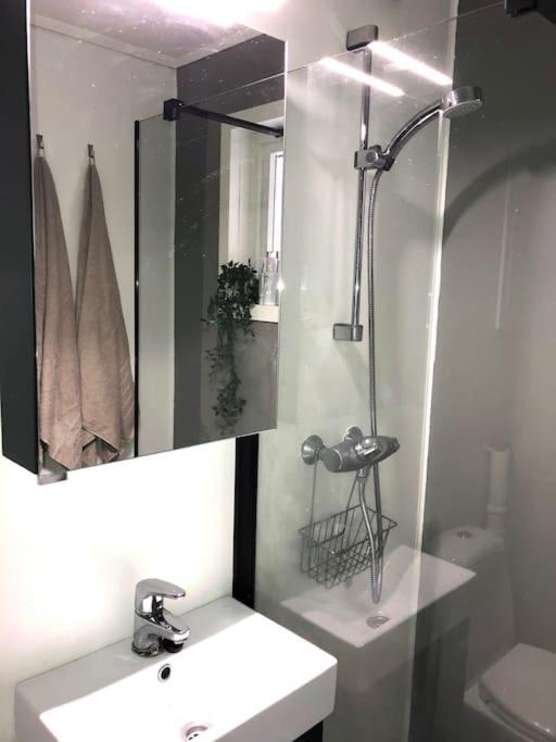 Lejlighed Moderne Og Sentral Med Koselig Og Privat Uteplass!