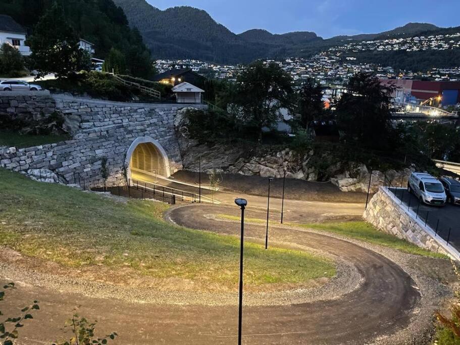 Moderne Og Sentral Med Koselig Og Privat Uteplass! * Førde